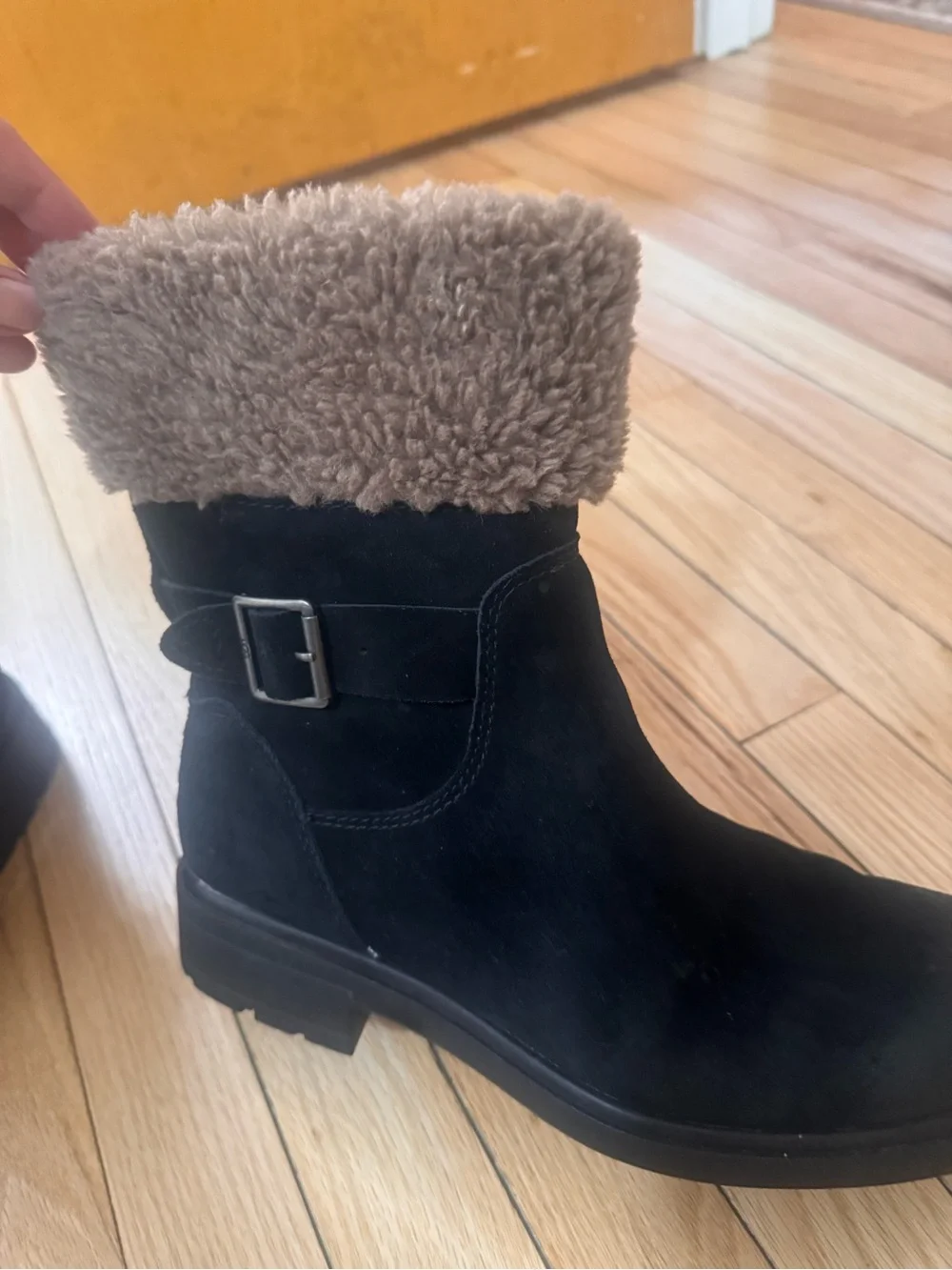 UGG stylish black